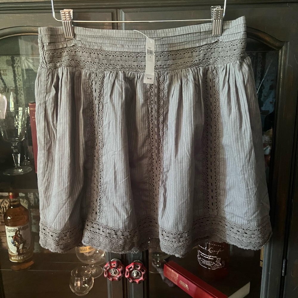 NWT GAP MEDIUM Gray Striped Skirt with Lace Trim